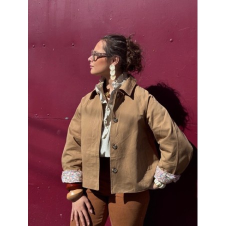 Trench Court Camel – Revers Fleuris Roses, Élégant et Féminin (S, M, L)