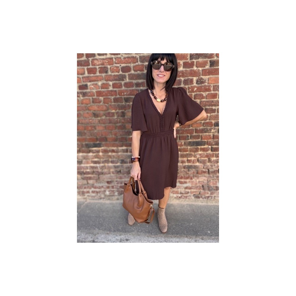 Robe Marron Fluide Femme – Col V avec Détails Tressés (XS au XL) Robe Marron Fluide Femme – Col V avec Détails Tressés (XS au XL)