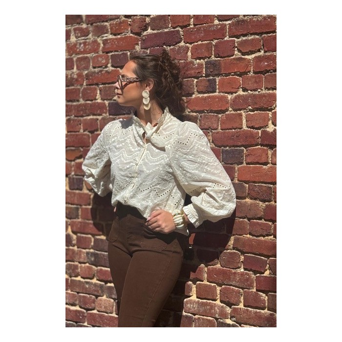 Blouse blanche brodée – style bohème chic et romantique