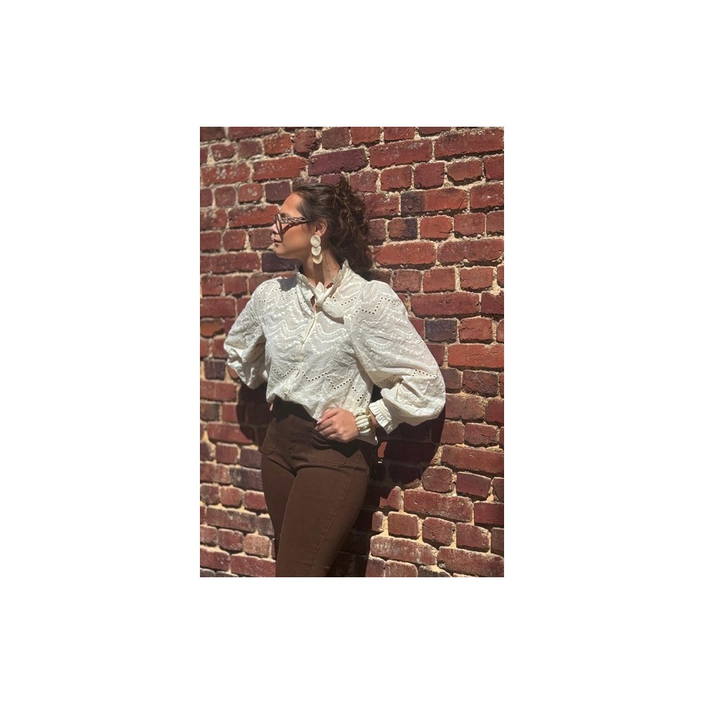 Blouse blanche brodée – style bohème chic et romantique Blouse blanche brodée – style bohème chic et romantique