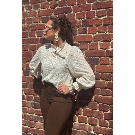 Blouse blanche brodée – style bohème chic et romantique