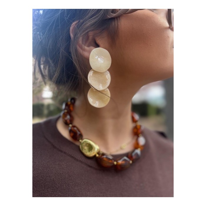 Boucles d’oreilles en résine beige pailletée – Grandes & élégantes