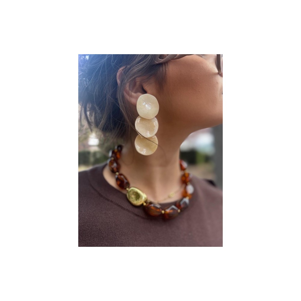 Boucles d’oreilles en résine beige pailletée – Grandes & élégantes Boucles d’oreilles en résine beige pailletée – Grandes & élégantes