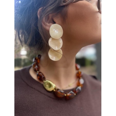 Boucles d’oreilles en résine beige pailletée – Grandes & élégantes