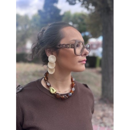 Boucles d’oreilles en résine beige pailletée – Grandes & élégantes