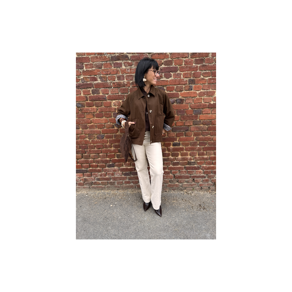 Trench court marron à revers vichy – Détail dos effet pince – Tailles SM et ML Trench court marron à revers vichy – Détail dos effet pince – Tailles SM et ML