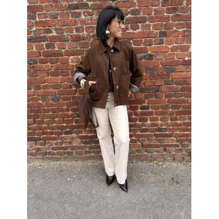 Trench court marron à revers vichy – Détail dos effet pince – Tailles SM et ML