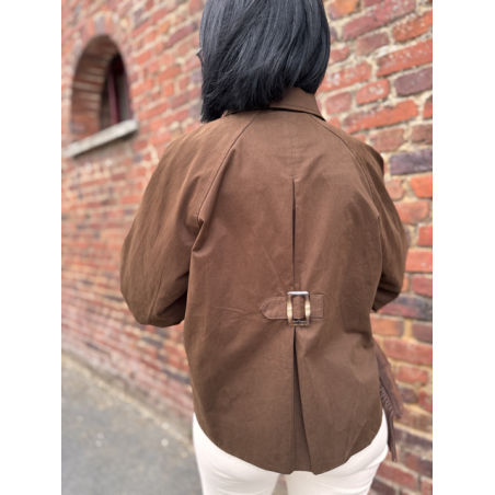 Trench court marron à revers vichy – Détail dos effet pince – Tailles SM et ML