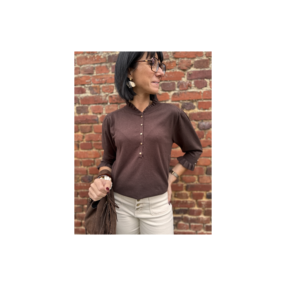 Pull fin élégant avec boutons & manches volantées – Écru ou Marron – Tailles XS/S et M/L Pull fin élégant avec boutons & manches volantées – Écru ou Marron – Tailles XS/S et M/L