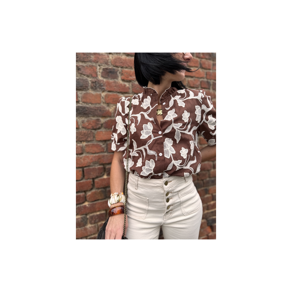 Blouse marron à motifs floraux écrus – Manches courtes – Tailles S, M, L