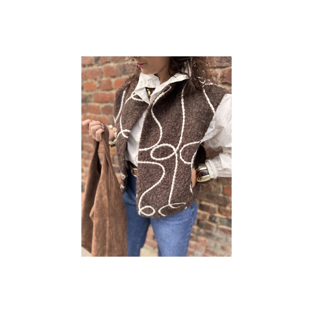 Gilet Sans Manches Feutrine Marron Brodé – Taille Unique 36 à 42 Gilet Sans Manches Feutrine Marron Brodé – Taille Unique 36 à 42