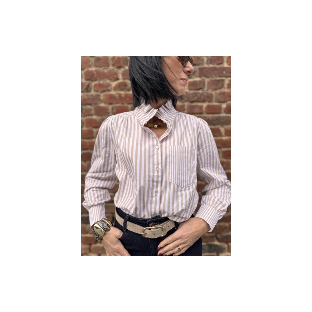 Chemise Femme Rayée Col Victorien – Marron/Blanc ou Beige/Blanc (XS à L) Chemise Femme Rayée Col Victorien – Marron/Blanc ou Beige/Blanc (XS à L)