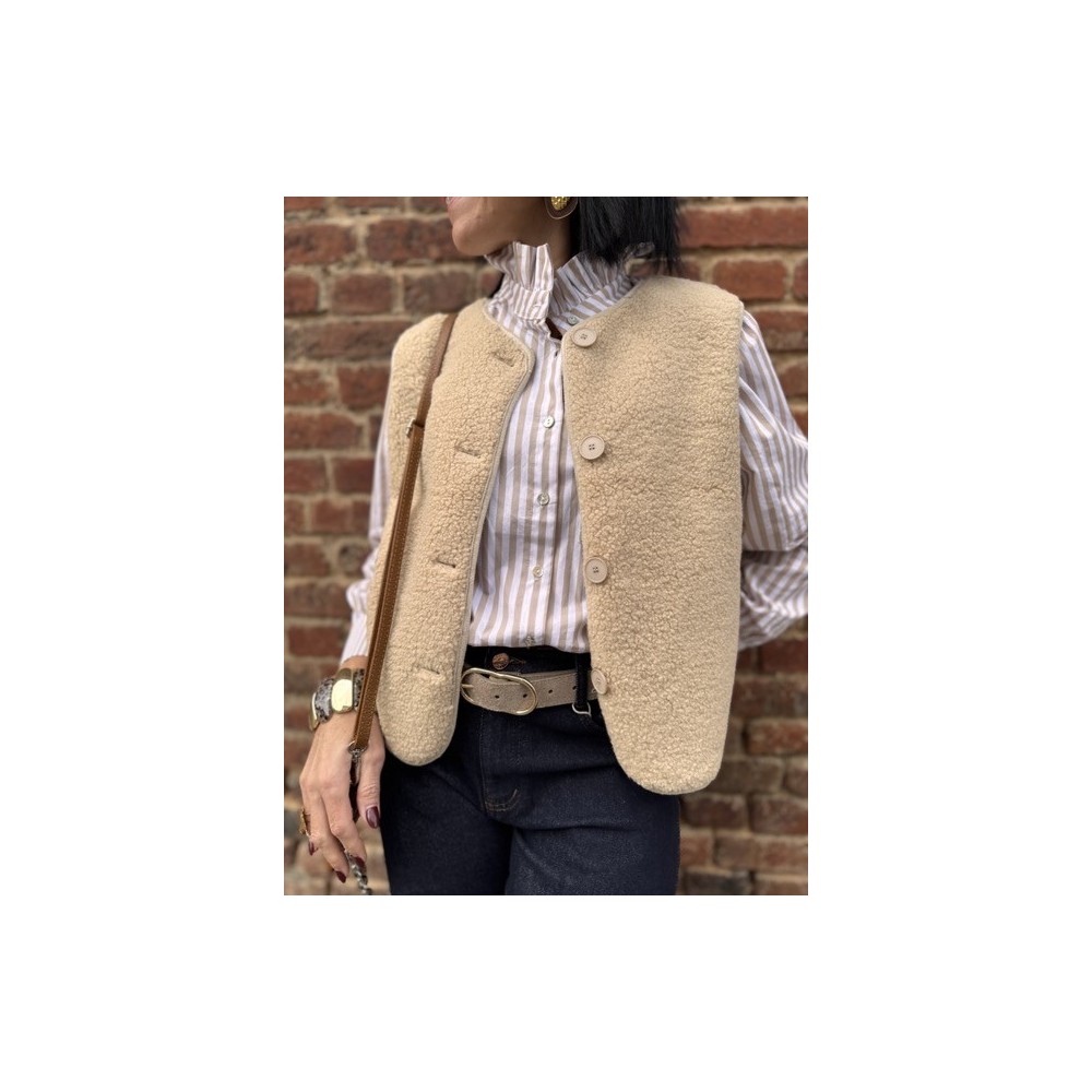 Gilet Sans Manches Femme – Moumoute Marron avec Poches et Pressions (S, M, L) Gilet Sans Manches Femme – Moumoute Marron avec Poches et Pressions (S, M, L)