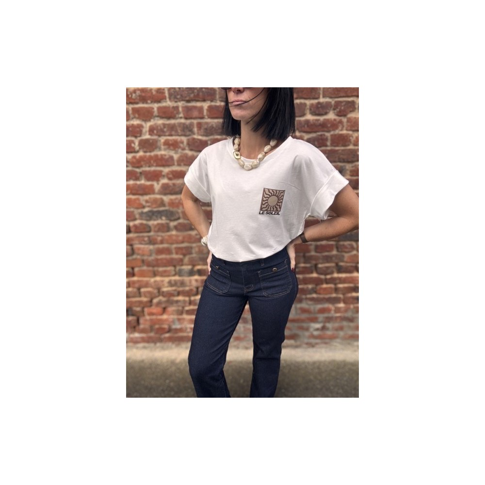 T-shirt blanc femme motif soleil – Dos imprimé & poitrine | Vert ou Marron | Taille unique 36-42 T-shirt blanc femme motif soleil – Dos imprimé & poitrine | Vert ou Marron | Taille unique 36-42