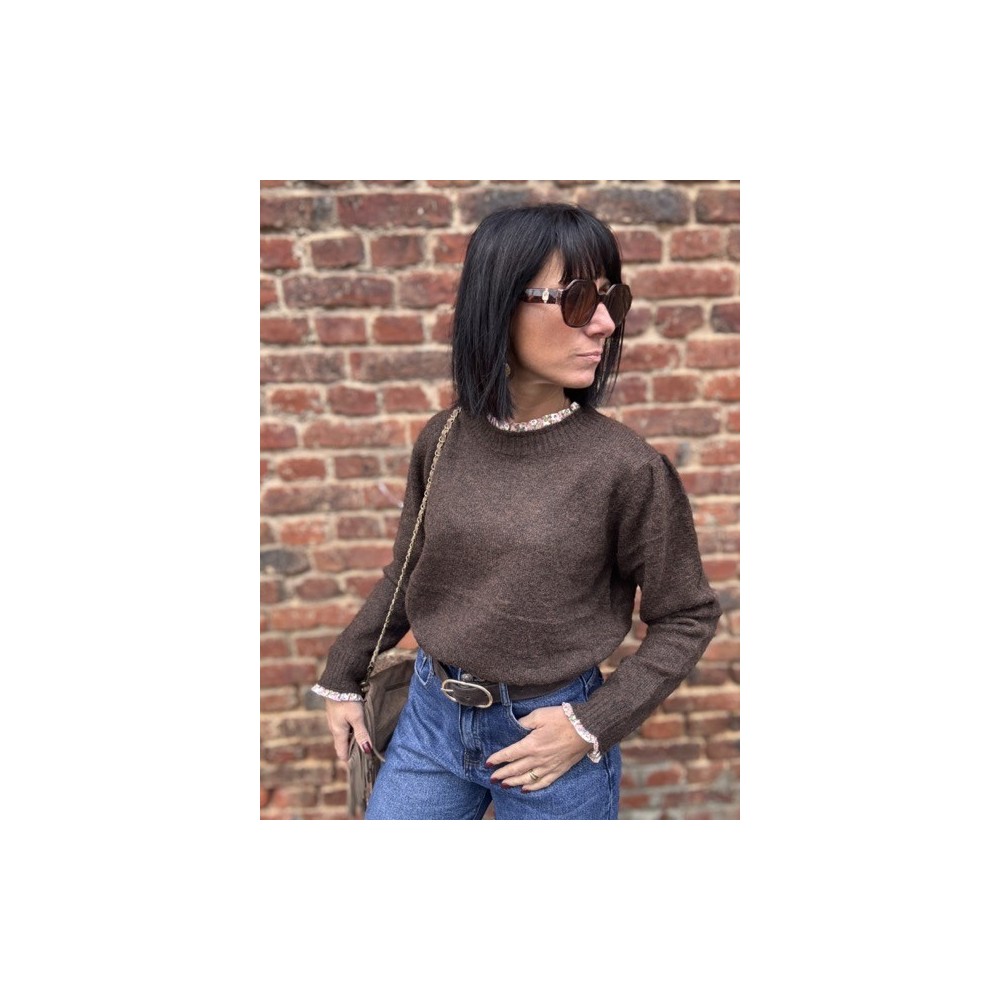 Pull marron femme chic – Col volanté fleuri & dos boutonné | Taille unique 36-42 Pull marron femme chic – Col volanté fleuri & dos boutonné | Taille unique 36-42