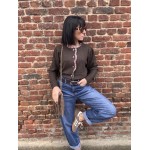 Pull marron femme chic – Détails volantés & boutons fleuris | Taille unique 36-42