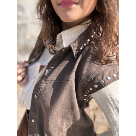 Veste sans manches femme marron en jean – Détails métal – Tailles S à L
