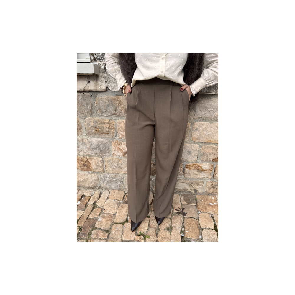 Pantalon marron ou Taupe de tailleur femme – Taille élastiquée et pinces – Du XS au L Pantalon marron ou Taupe de tailleur femme – Taille élastiquée et pinces – Du XS au L