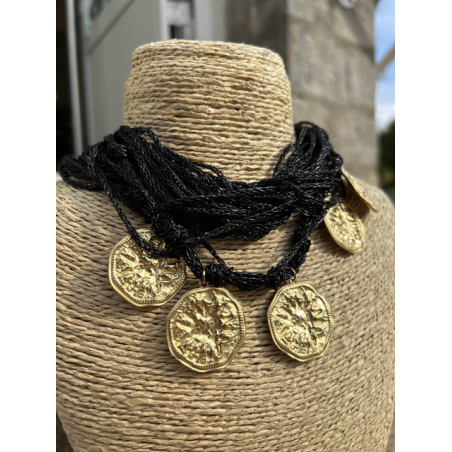 Collier multi-rangs femme – Fils dorés ou noirs & pampilles dorées chic