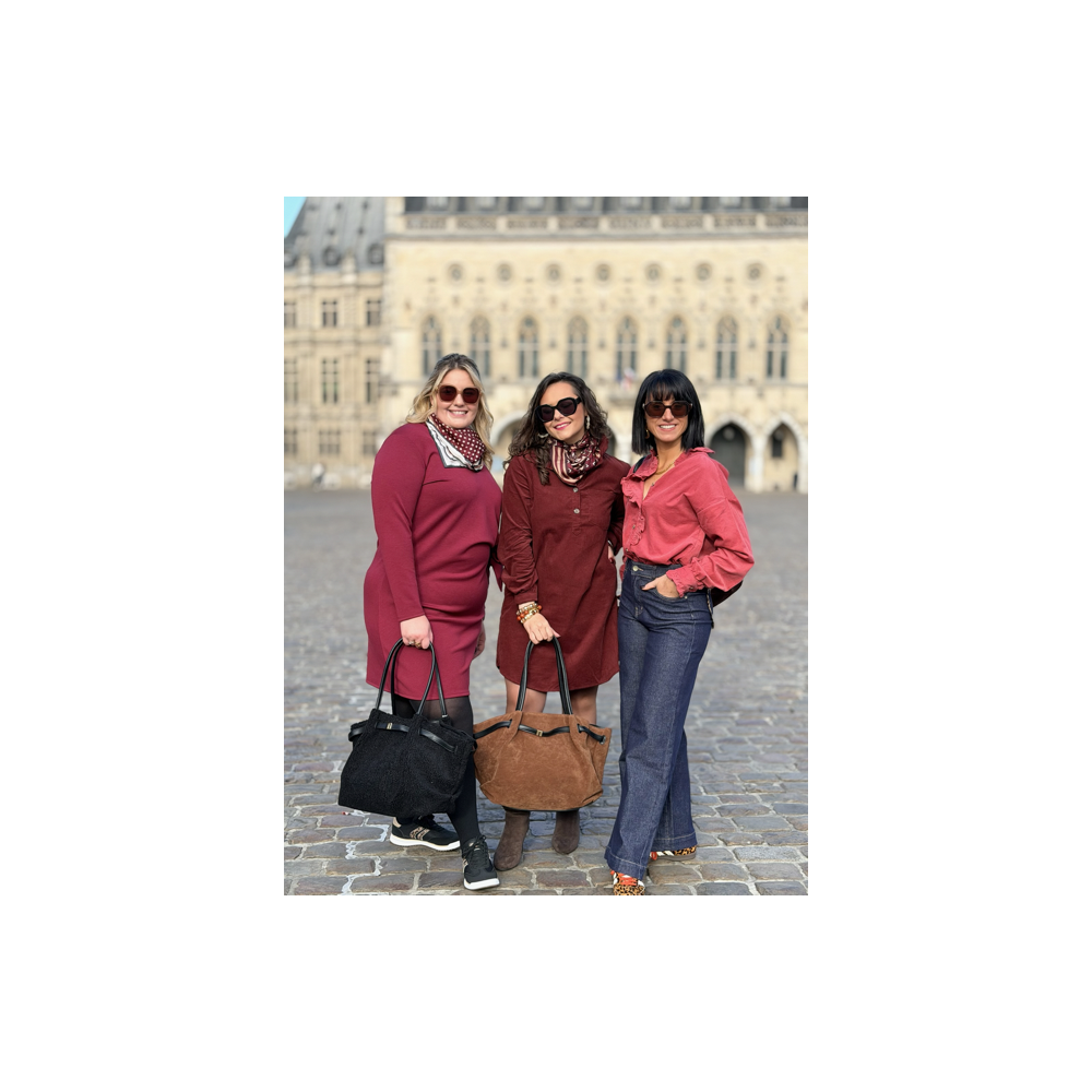 Chemise Velours Rouge Femme – Col Victorien Élégant – Tailles SM à M/L Chemise Velours Rouge Femme – Col Victorien Élégant – Tailles SM à M/L