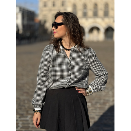 Chemise Vichy Noir & Blanc – Détails Dentelle – Collection Allure d’Automne