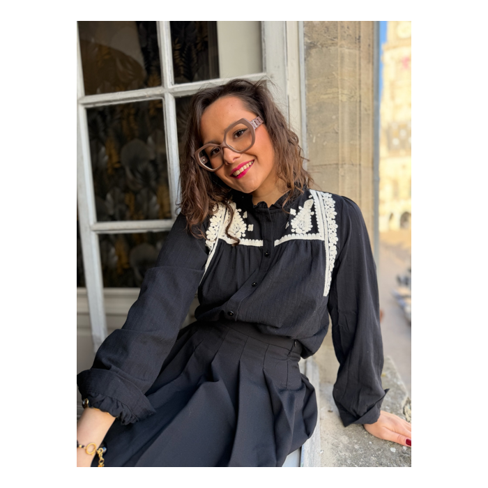 Chemise Noire Femme – Broderies Écrues sur le Buste – Collection Allure d’Automne