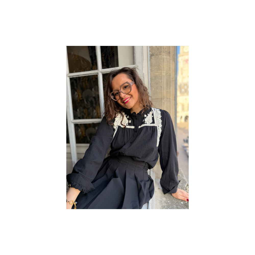 Chemise Noire Femme – Broderies Écrues sur le Buste – Collection Allure d’Automne Chemise Noire Femme – Broderies Écrues sur le Buste – Collection Allure d’Automne