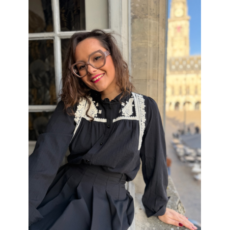 Chemise Noire Femme – Broderies Écrues sur le Buste – Collection Allure d’Automne