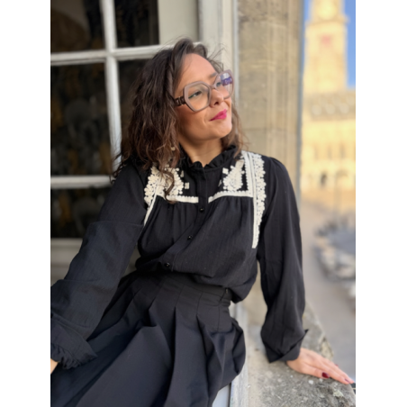 Chemise Noire Femme – Broderies Écrues sur le Buste – Collection Allure d’Automne