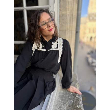 Chemise Noire Femme – Broderies Écrues sur le Buste – Collection Allure d’Automne