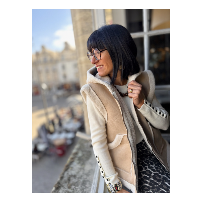 Veste Sans Manches à Capuche Moumoute Femme – Mi-Suédine Mi-Moumoute – SM / ML – Collection Allure d’Automne