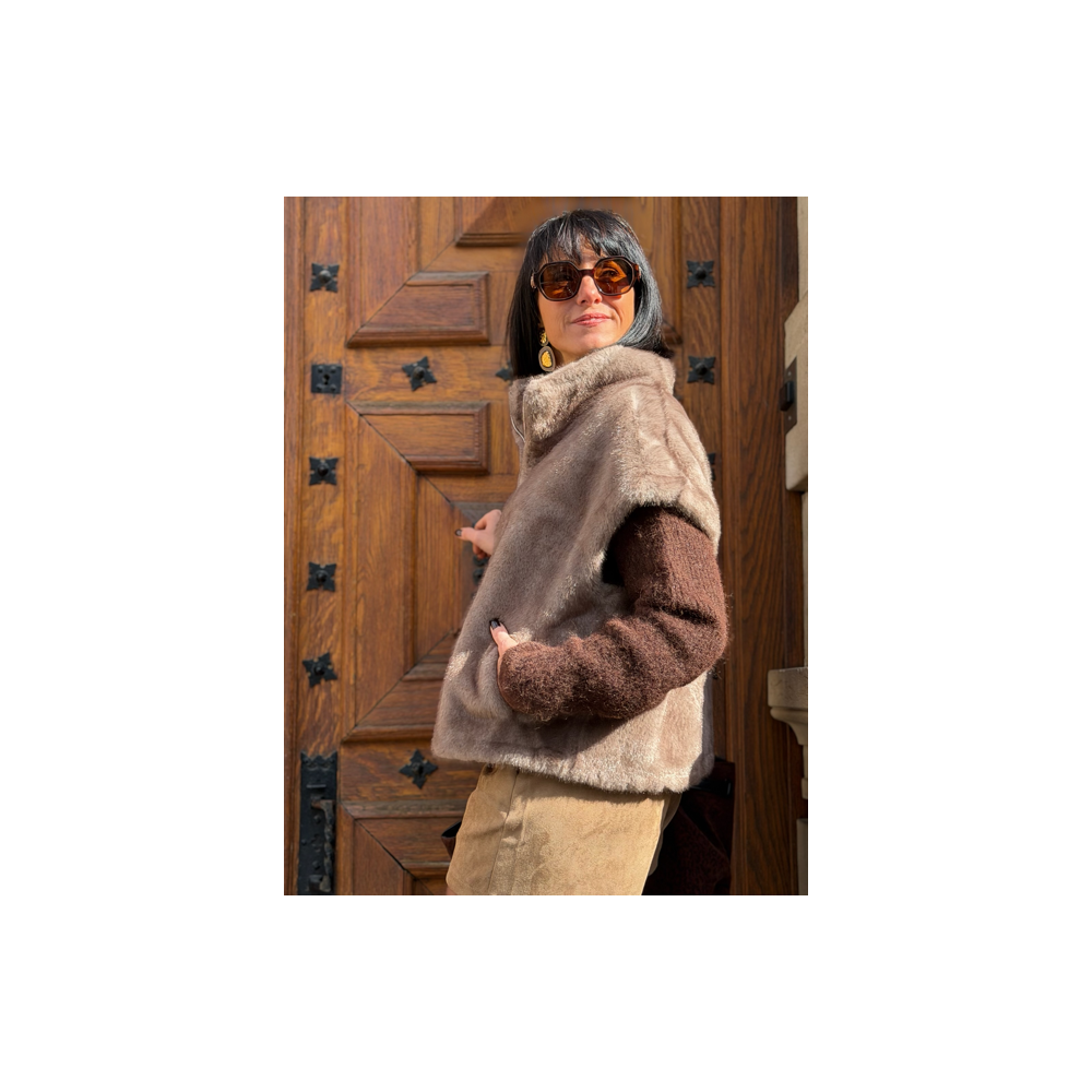 Veste sans manches fausse fourrure taupe – Chic et confortable | Melle Jeanne Veste sans manches fausse fourrure taupe – Chic et confortable | Melle Jeanne