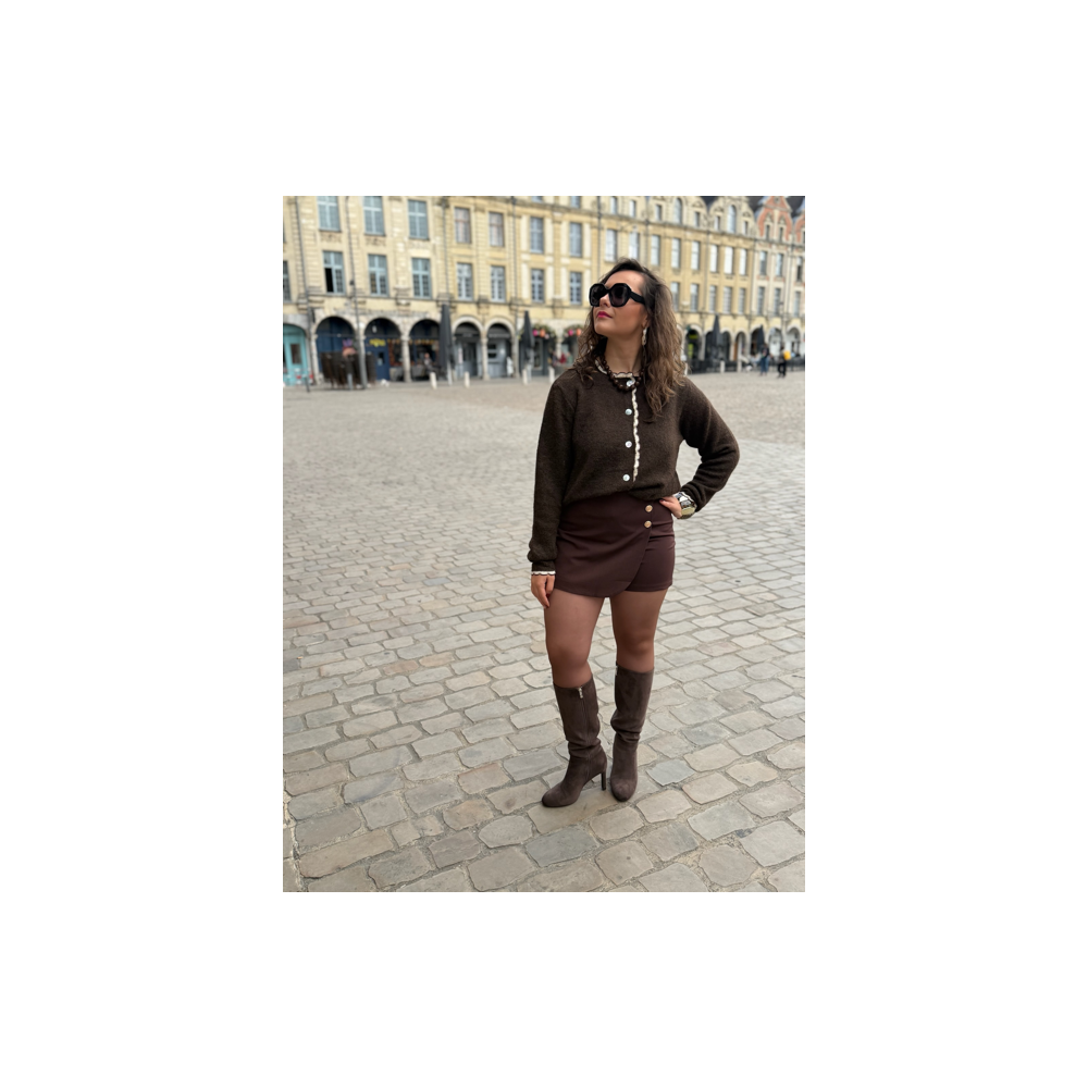Jupe-short chic à boutons dorés – Marron ou noir | Melle Jeanne Jupe-short chic à boutons dorés – Marron ou noir | Melle Jeanne