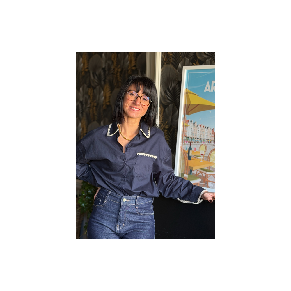 Chemise bleu marine à détails écrus – Chic et raffinée | Melle jeanne Chemise bleu marine à détails écrus – Chic et raffinée | Melle jeanne