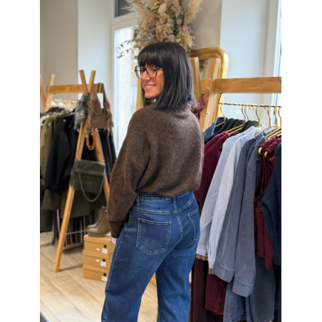 Craquez pour le jean coupe ballon brut : taille haute, coupe tendance et confort garanti. Une pièce moderne et féminine, disponi