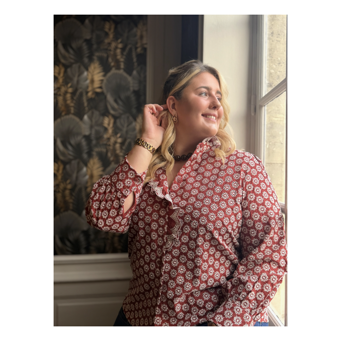 Chemise brodée col volanté – Bleu marine ou bordeaux | Style Plus L à 4XL