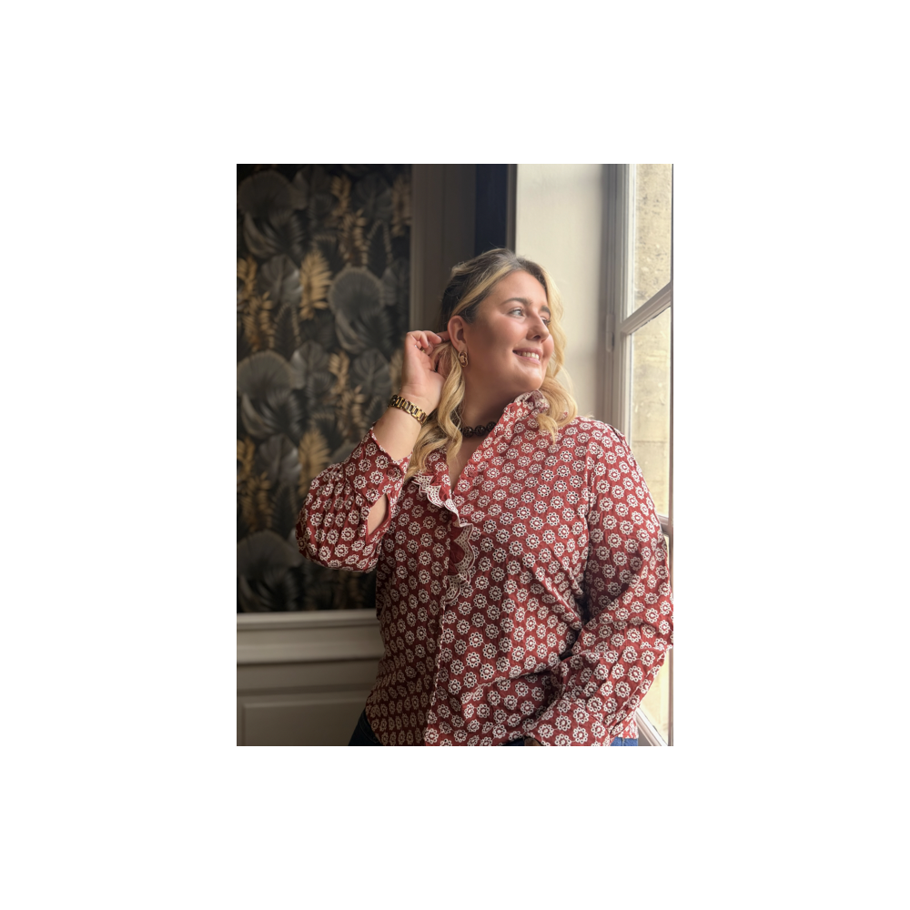 Chemise brodée col volanté – Bleu marine ou bordeaux | Style Plus L à 4XL Chemise brodée col volanté – Bleu marine ou bordeaux | Style Plus L à 4XL