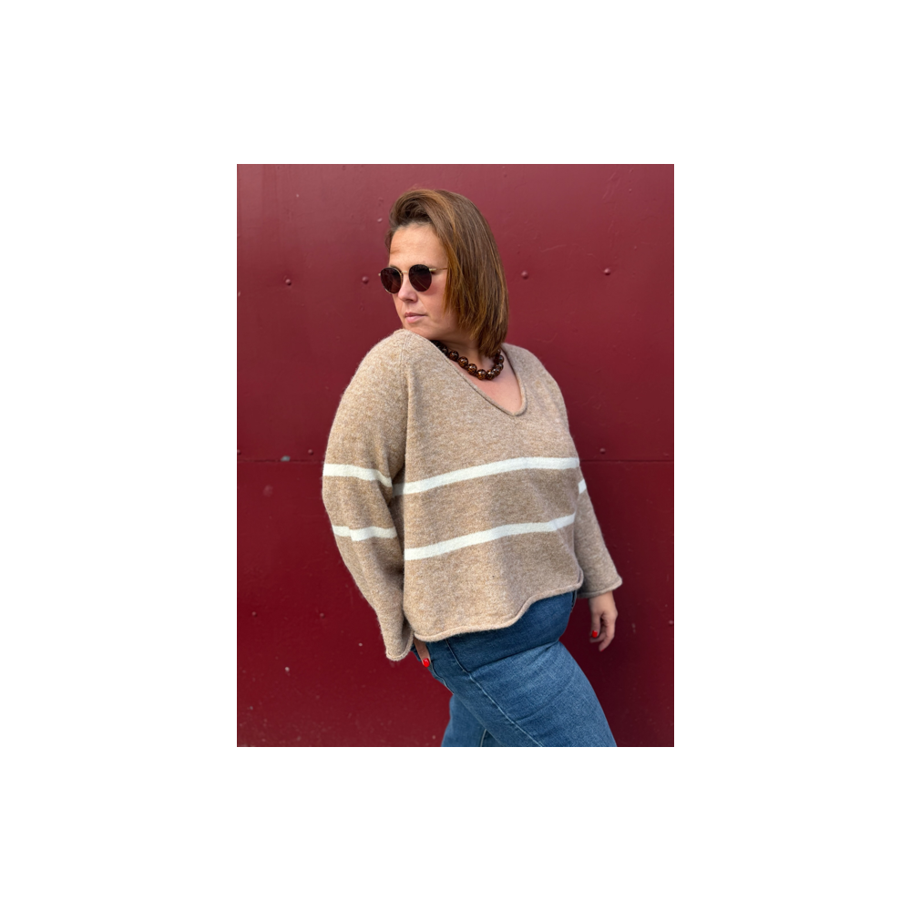 Pull fluide col V à marinière – Beige | Style Plus 42 à 48 Pull fluide col V à marinière – Beige | Style Plus 42 à 48