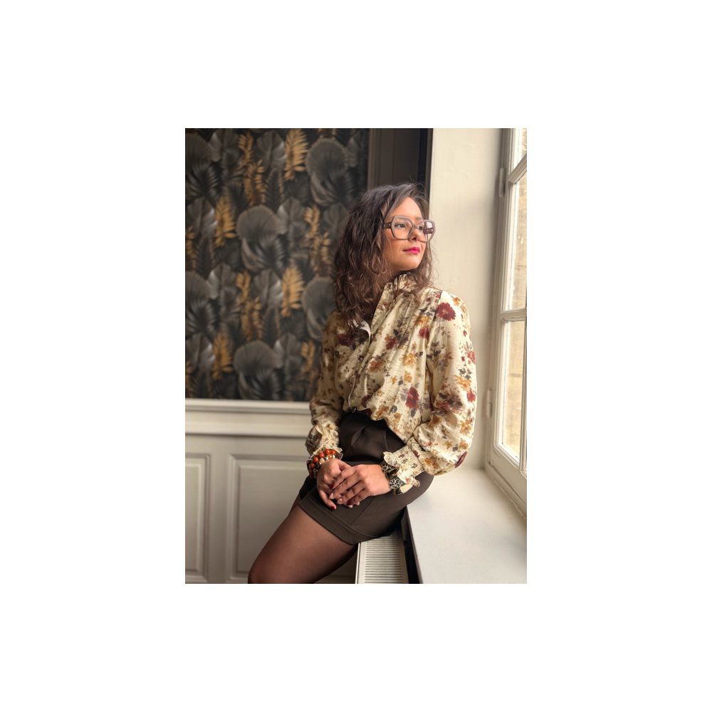 Short marron taille haute à pinces – Ceinture intégrée | XS à L Short marron taille haute à pinces – Ceinture intégrée | XS à L