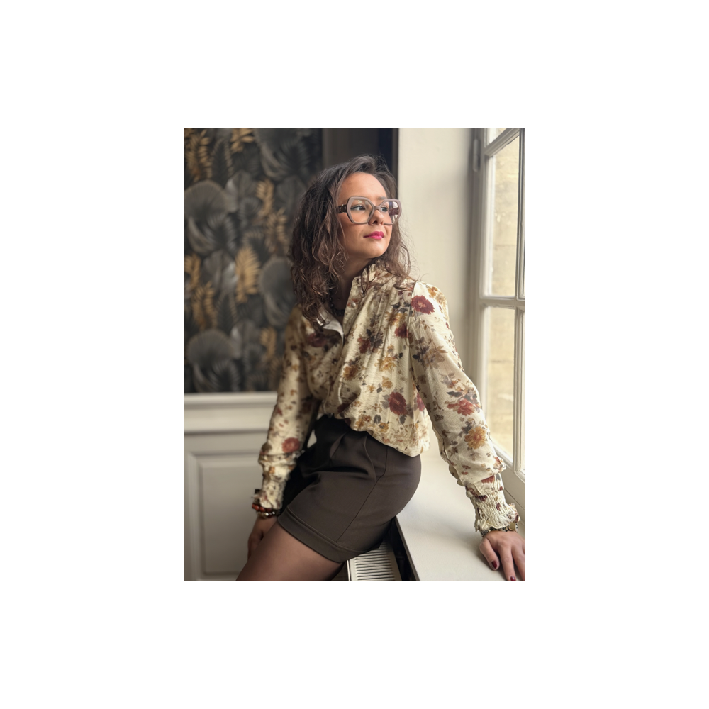 Blouse beige à détails fleuris – Automne | S à L Blouse beige à détails fleuris – Automne | S à L