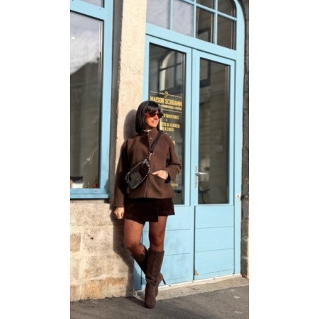 Manteau Marron Court Femme – Col Montant & Boutons Pression
