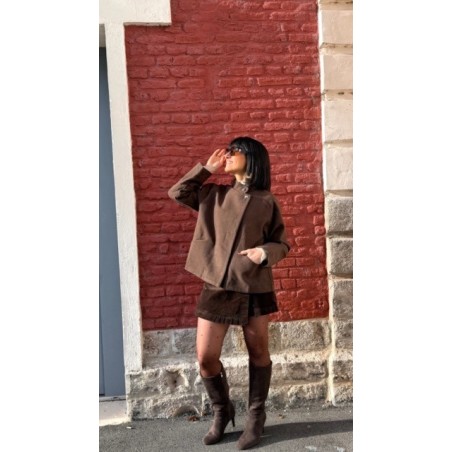 Manteau Marron Court Femme – Col Montant & Boutons Pression