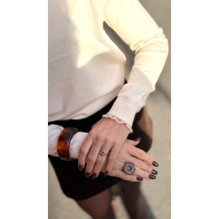 Ce sous-pull fin à col montant est la pièce raffinée par excellence. Sa matière douce et fluide épouse joliment les formes tout