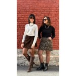 Ce sous-pull fin à col montant est la pièce raffinée par excellence. Sa matière douce et fluide épouse joliment les formes tout