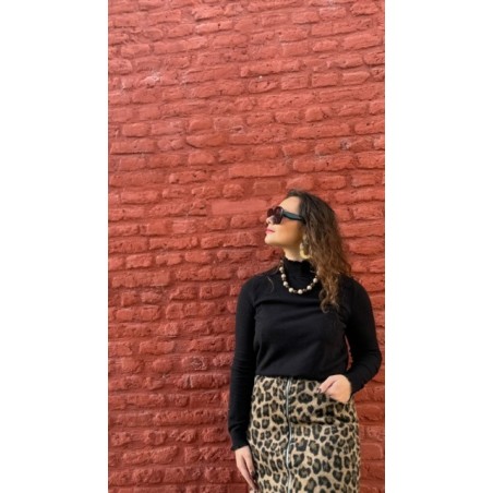 Ce sous-pull fin à col montant est la pièce raffinée par excellence. Sa matière douce et fluide épouse joliment les formes tout