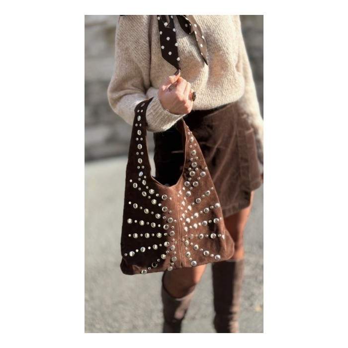 Sac en daim marron avec clous argentés – Chic et tendance