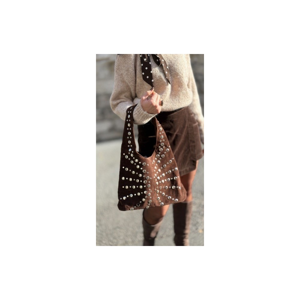 Sac en daim marron avec clous argentés – Chic et tendance