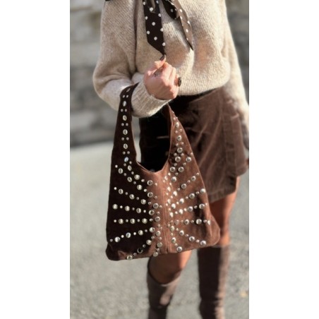 Sac en daim marron avec clous argentés – Chic et tendance