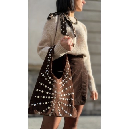 Sac en daim marron avec clous argentés – Chic et tendance
