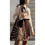Sac en daim marron avec clous argentés – Chic et tendance